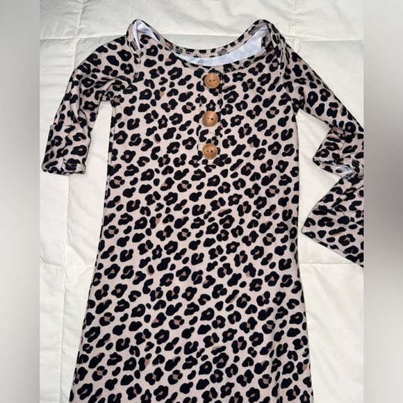 Caden Lane snow leopard print knotted baby gown with matching cap, sz 0-3 mos - Picture 2 of 5